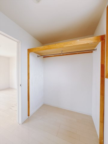 【中古戸建】深谷市岡の収納|■WIC｜お気に入りのお洋服もシワを作らずきれいに管理ができる夢のウォークインクローゼット！今お使いの収納ケースもスッポリそのまま収まる広さです♪