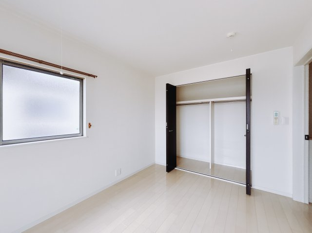 【中古戸建】深谷市岡の洋室|■洋室｜ナチュラルカラーの床です。模様替えなどとても楽しく工夫できます♪陽当たり、風通しもとても良いので毎日快適な生活スタートです！子供部屋にも良いですね♪