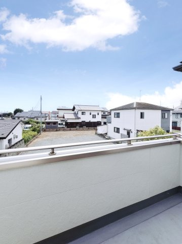 【中古戸建】深谷市岡のバルコニー|■バルコニー｜バルコニーから入る日差しは暖かく、爽快な朝の目覚めを促してくれます♪洗濯物やお布団を干して太陽の香りを吸い込んだお布団で夜はおやすみください。