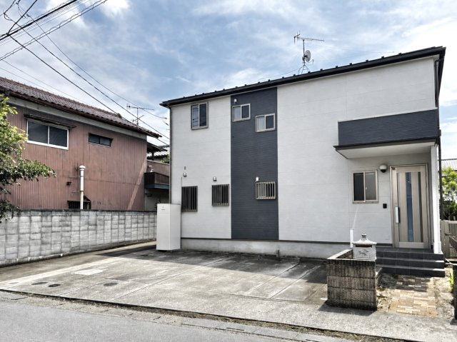 【中古戸建】深谷市岡の外観|■外観｜アクセントベースの外観は重厚感のある落ち着いた色味が印象的で、シックで洗練された雰囲気とともに高級感を感じさせてくれます♪
