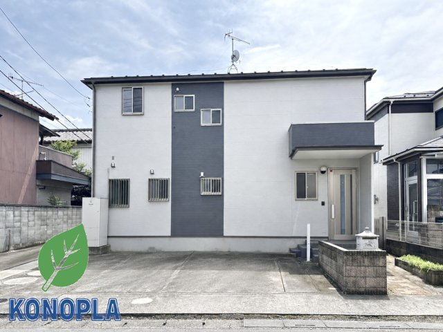 【中古戸建】深谷市岡の外観|■外観｜青空に映えるシンプルなデザイン。ホワイト×ブラックのアクセントをきかせた外壁でオシャレな外観に仕上がっています♪