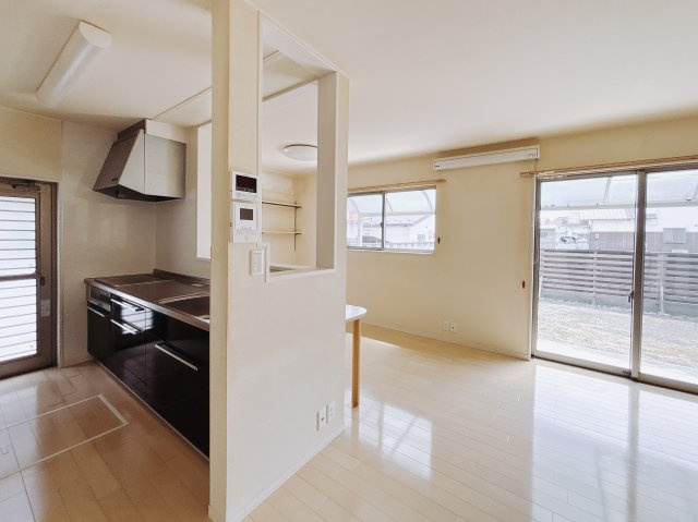 【中古戸建】深谷市岡の居間・リビング|■キッチン｜お料理ができたら「これ運んで～♪」と手渡しが出来ます。対面キッチンなのでリビングと一体感があり、広々とした空間の中で楽しく食事やお菓子作りが出来ますね♪