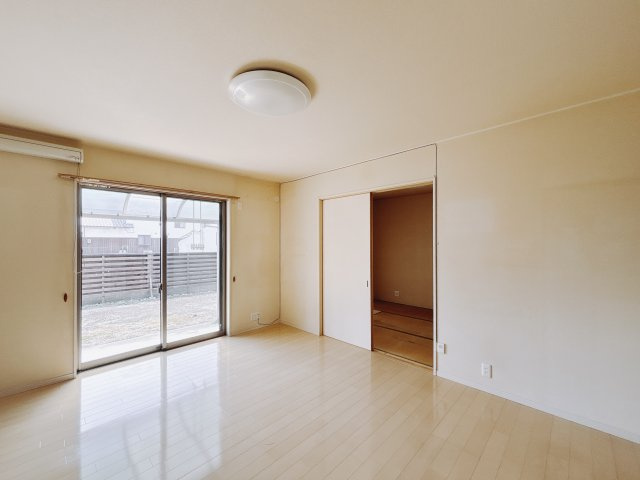 【中古戸建】深谷市岡の居間・リビング|■リビング｜ナチュラルな質感で魅せる、くつろぎの時間。ゆっくりとした時間が流れるリビングで、家族だんらんのひと時をお過ごしいただけます♪