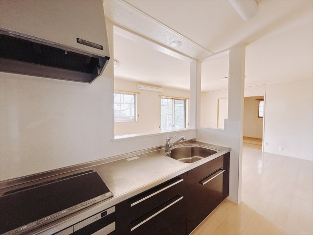 【中古戸建】深谷市岡のキッチン|■キッチン｜システムキッチンは、奥の物まで取り出しやすい引出しタイプを採用。背の高い鍋や取っ手の長いフライパンまで、スッキリ収納できます。IHなのでお掃除もしやすい♪