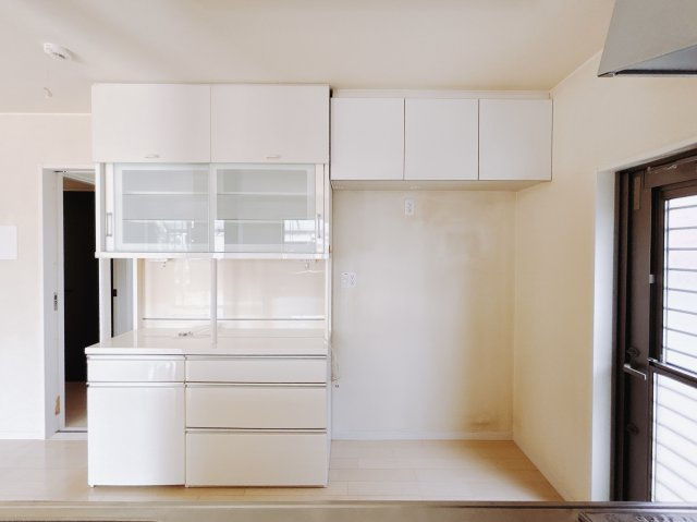 【中古戸建】深谷市岡の収納|■キッチン｜何かと散らかりがちなキッチン…備え付けのカップボードは嬉しいですね♪いつでもスッキリとお片付け上手に！！