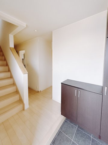 【中古戸建】深谷市岡の玄関|■玄関｜毎日の「いってらっしゃい」や「お帰りなさい」を大切なご家族と過ごす玄関は〈使いやすさ〉を追求しております。玄関横の物入は急な来客時でもさっとお片付けできるスペースを確保しています。