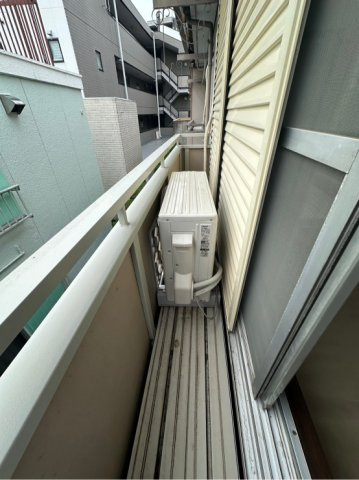 調布市西つつじケ丘４丁目のアパートのバルコニー