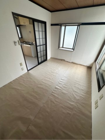 調布市西つつじケ丘４丁目のアパートの居間・リビング|日焼け防止でカバーが敷いてあります