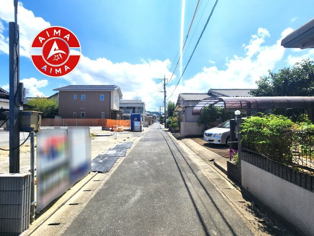 福岡市西区泉3丁目第1-2棟（2号棟）の前面道路含む現地写真|前面道路は閑静な住宅地をはしる車通りの少ない道路。お車の出し入れが苦手なママや小さなお子様にも安心ですね。しっかり舗装もされているので、ベビーカーや自転車で通っても快適に通行できます。