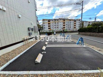 セレスティア田神　WESTの駐車場