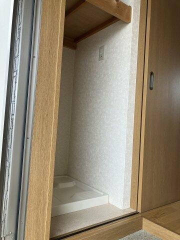 玄関横の洗濯機置場。