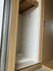 玄関横の洗濯機置場。