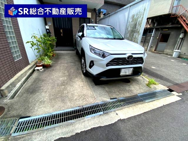 花園東町2丁目中古戸建の玄関|弊社は、工務店と関係強化を徹底し、世界情勢やナフサショックの影響を受けずに材料確保を行い、納期も遅れることがございませんので、心配ご無用です！お気軽にご相談下さい。