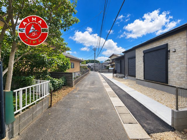 糟屋郡宇美町明神坂1丁目第2-1棟（1号棟）の外観|前面道路含む現地の写真です。