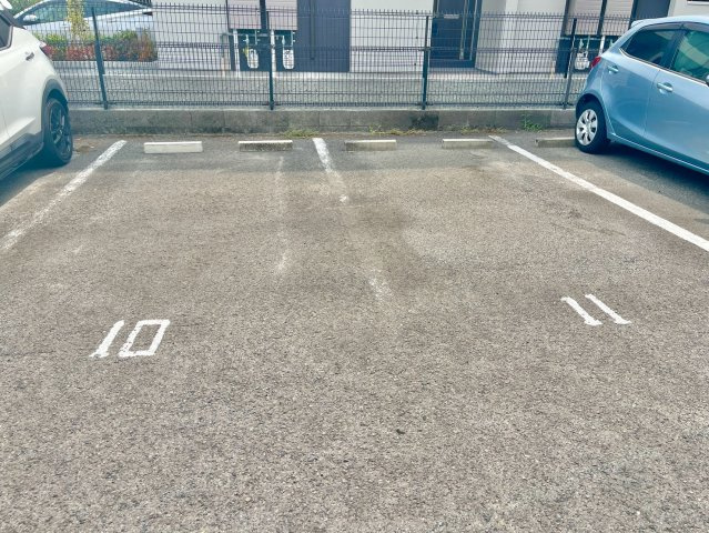 レジデンス一栄の駐車場