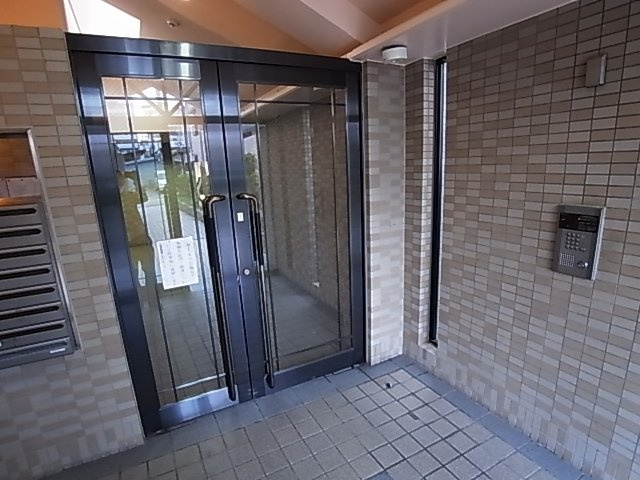 神戸市兵庫区中道通８丁目の賃貸マンションのエントランス