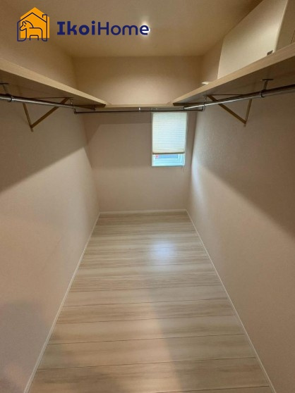 明石市二見町福里　中古戸建の収納|●年中無休：当日予約可●ウォークインクローゼットも広く、たくさんのお洋服が収納できます♪