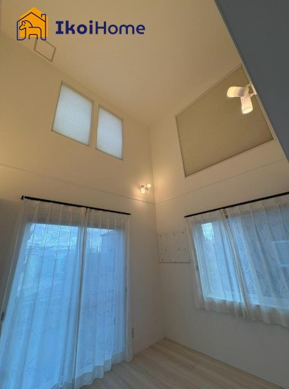 明石市二見町福里　中古戸建の内装|●年中無休：当日予約可●リビングは長方形で家具を配置しやすい間取りになっています。