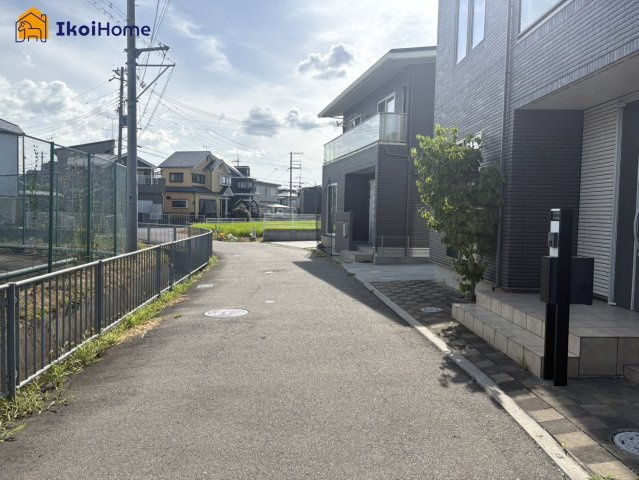 明石市二見町福里　中古戸建の前面道路含む現地写真|●年中無休：当日予約可●前面道路は南側、幅員4.6ｍになります。交通量も少なく安心の住環境です。