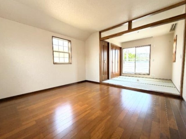 東金市田間  中古戸建 の洋室|内外装リフォーム済み令和8年8月都市ガス上下水駐車2台可能 LDK約21.5帖  村の市場徒歩約7分
