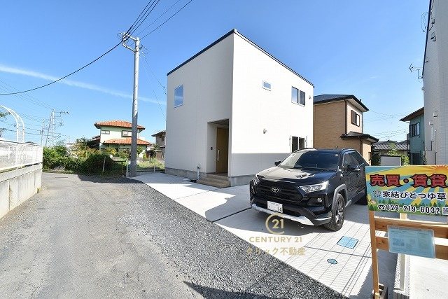 ジュン・ホーム　 日立市東金沢町　1丁目　3の駐車場|並列駐車可能なカースペースを確保。毎日のお車の出し入れがストレスなく行えます！
内覧可能です。ご予約はHPから、またお電話でも、お気軽にどうぞ。