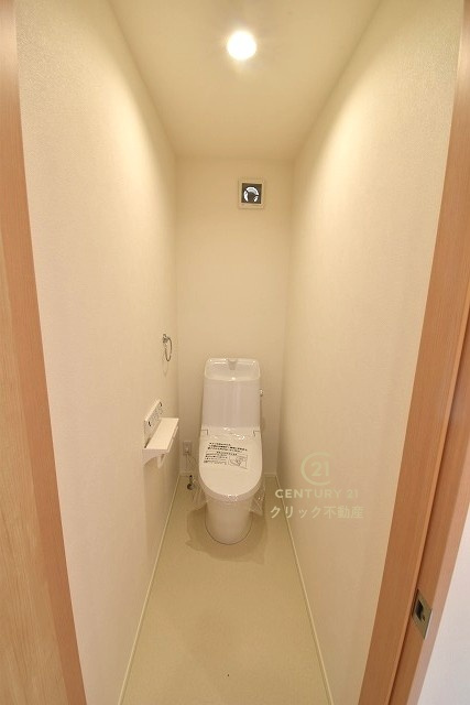 ジュン・ホーム　 日立市東金沢町　1丁目　3のトイレ|毎日使う空間と機能だから、いつまでも清潔なスペースであってほしいのがトイレです。お掃除しやすいシンプルなデザインです。