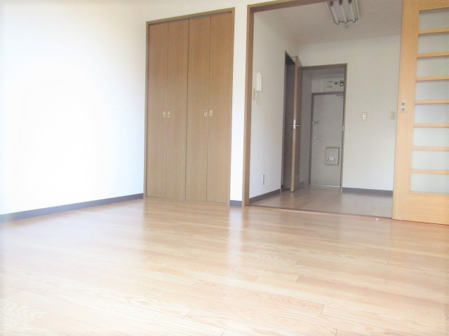 藤沢市白旗４丁目のアパートの居間・リビング