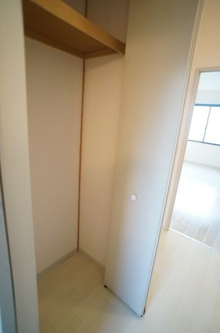センターフィールド宝塚Ⅰの収納|参考、同建物・反転間取りの号室　廊下の収納はコートをかけたりするのに便利です