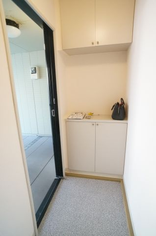 センターフィールド宝塚Ⅰの玄関|参考、同建物・反転間取りの号室