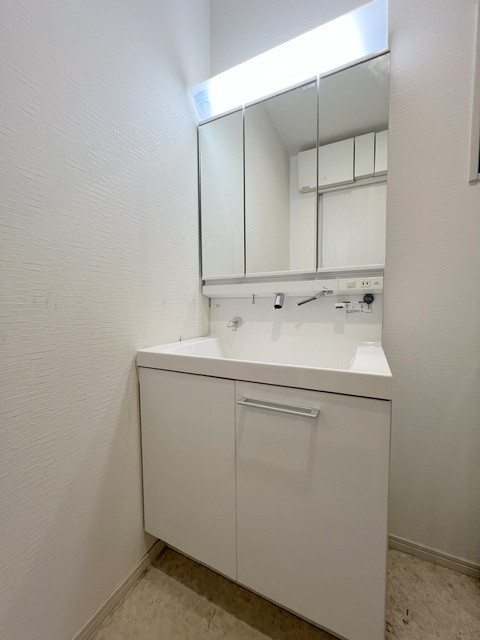 ■高座郡寒川町一之宮２丁目　中古戸建の独立洗面台|三面鏡の内側には小物収納が充実しています◇