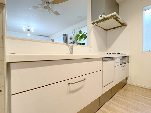 ■高座郡寒川町一之宮２丁目　中古戸建のキッチン|爽やかな色合いのシステムキッチン☆食器洗い乾燥機付きで家事の負担を軽減してくれます♪