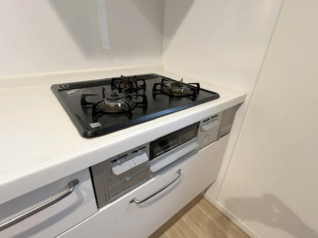 ■高座郡寒川町一之宮２丁目　中古戸建のキッチン|三口ガスコンロでお料理の幅が広がります◇