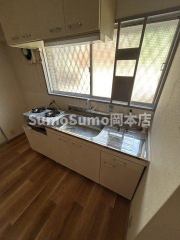 芦屋市岩園町の賃貸マンションのキッチン|コンパクトなキッチンで掃除もラクラク
