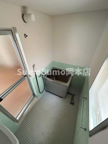 芦屋市岩園町の賃貸マンションの浴室|日々の疲れを癒すお風呂付です