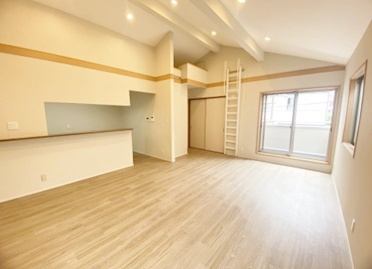【居間・リビング】 | 尼崎市稲葉荘４丁目　中古戸建 | 2026年6月内外装リフォーム済の綺麗な住まい。駐車場１台・ロフト付のゆとりの3SLDK