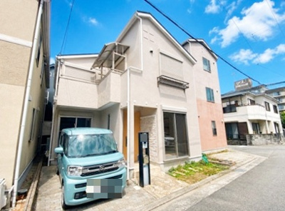 【外観】 | 尼崎市稲葉荘４丁目　中古戸建 | 前面道路幅6ｍのため、お車の出し入れもラクラク♪