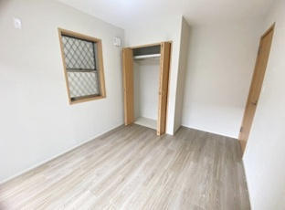 【洋室】 | 尼崎市稲葉荘４丁目　中古戸建 | 5.5帖の洋室は収納付き。全居室２面彩光のため彩光・通風良好