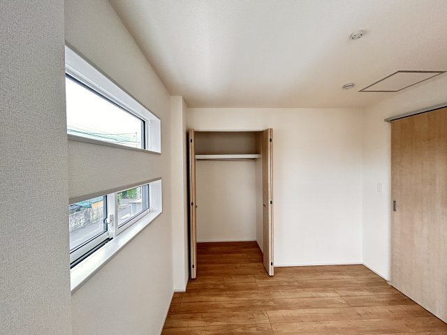 【ブルーミングガーデン】宇都宮市陽東4丁目 全2棟の収納|〇2階5.39帖洋室〇
収納力のあるクローゼットが備わった洋室。
季節の衣類や生活用品もまとめてしまえて、片付けがラクになります♪
※2026年9月撮影