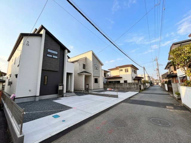 【ブルーミングガーデン】宇都宮市陽東4丁目 全2棟の前面道路含む現地写真|〇1号棟〇
カースペース3台並列駐車可能♪
前面道路は交通量少な目で、落ち着いた生活が送れます☆
※2026年9月撮影