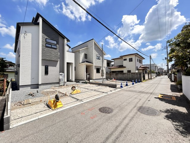 【ブルーミングガーデン】宇都宮市陽東4丁目 全2棟の前面道路含む現地写真|〇只今建築中〇
建築中の工程を確認できるのがは今ならではのメリットです。
周辺環境を含め、今からチェックがおすすめです。
先ずはお気軽にお問合せください！
※2026年8月撮影