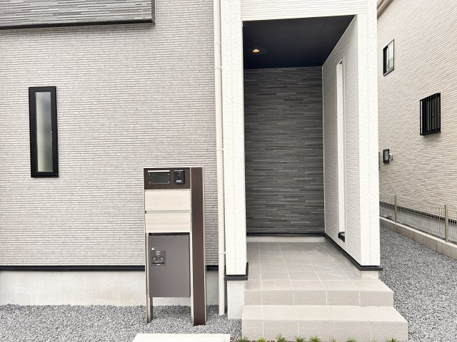 【ブルーミングガーデン】宇都宮市陽東4丁目 全2棟の玄関|〇玄関アプローチ〇
モニター付きインターホンで不審者の侵入や空き巣を抑止！
さらに宅配ボックスがあれば、対面せず荷物を受け取れるため、お子様の留守番時など防犯面で安心です♪
※2026年9月撮影