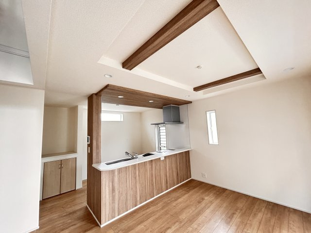 【ブルーミングガーデン】宇都宮市陽東4丁目 全2棟のキッチン|〇キッチン〇
対面式システムキッチンは、料理をしながら会話も楽しめます！
家族とのつながりを感じられる心地よい空間になります。
※2026年9月撮影