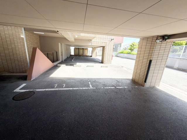 トレ・ビバース上山手公園Ⅱの駐車場