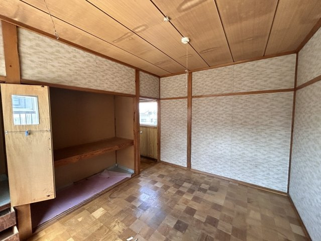 八戸市大字大久保字行人塚の洋室|【リフォーム前】2階約6.5帖洋室になる予定のお部屋です。フローリング張り、壁天井クロス仕上げ、照明新品交換、クローゼット新設等を行います。
