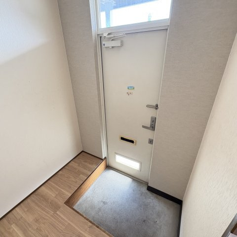 ハイツひとみの玄関