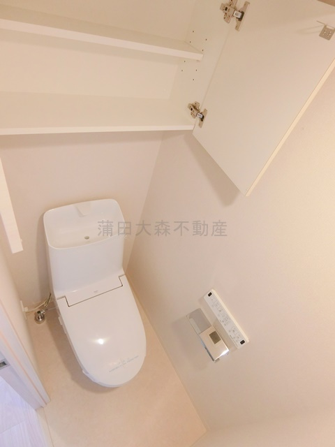ARCOBALENO HANEDAⅡアルコバレーノハネダツーのトイレ|吊戸棚と温水洗浄便座付きのトイレ
