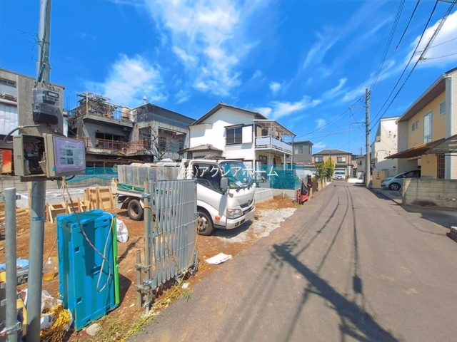所沢市狭山ケ丘2丁目・全2棟　新築一戸建　2号棟　の前面道路含む現地写真|2026年8月24日撮影