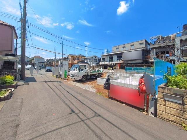 所沢市狭山ケ丘2丁目・全2棟　新築一戸建　2号棟　の前面道路含む現地写真|2026年8月24日撮影