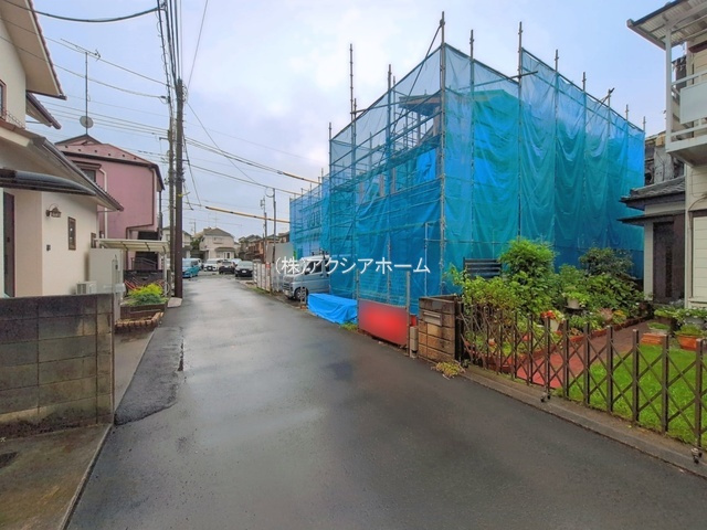 所沢市狭山ケ丘2丁目・全2棟　新築一戸建　2号棟　の前面道路含む現地写真|2026年9月7日撮影