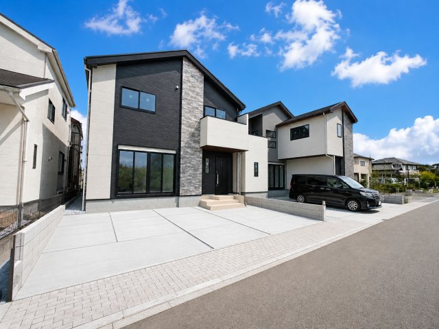 八潮市二丁目　新築分譲住宅　全４邸の外観|閑静な住宅街。並列駐車２～３台可能！ゆとりの駐車スペース！